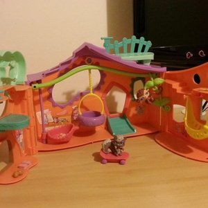 LITTLEST PET SHOP CLUBHOUSE PLAY SET(ALMOST COMPLETE)